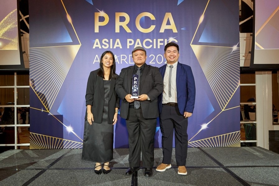 COMCO Mundo’s Group Chief Executive Director and Lead Strategic Communications Counsel / Partner and Co-Founder Mr. Ferdinand L. Bondoy (center), Chief of Staff to the Group Chief Executive Director and Senior Executive Initiatives and Communications Manager / Partner Justin Harvey Llamosa (right) accept the trophy for the CSR and Sustainability Award for the “Saving Our Seas” Initiative at the recently held PRCA APAC Awards 2024 at InterContinental Singapore.