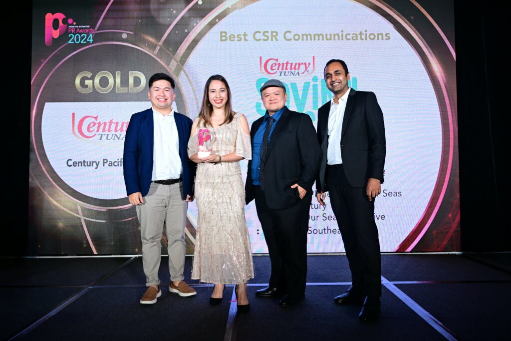 COMCO Mundo’s Mr. Ferdinand L. Bondoy (2nd from right), Justin Harvey Llamosa (1st from left), and Century Tuna Marketing Manager Bea Ballesca-Martinez (2nd from left) receive the Best CSR Communications Gold Award Trophy at the recently held Marketing-Interactive PR Awards Asia-Pacific 2024 Gala Dinner at Pan Pacific Singapore.